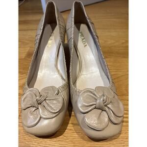 PRADA Nude Leather Gold Trim Chunky Heel Pump Flower Embellishment 38 1/2 gold